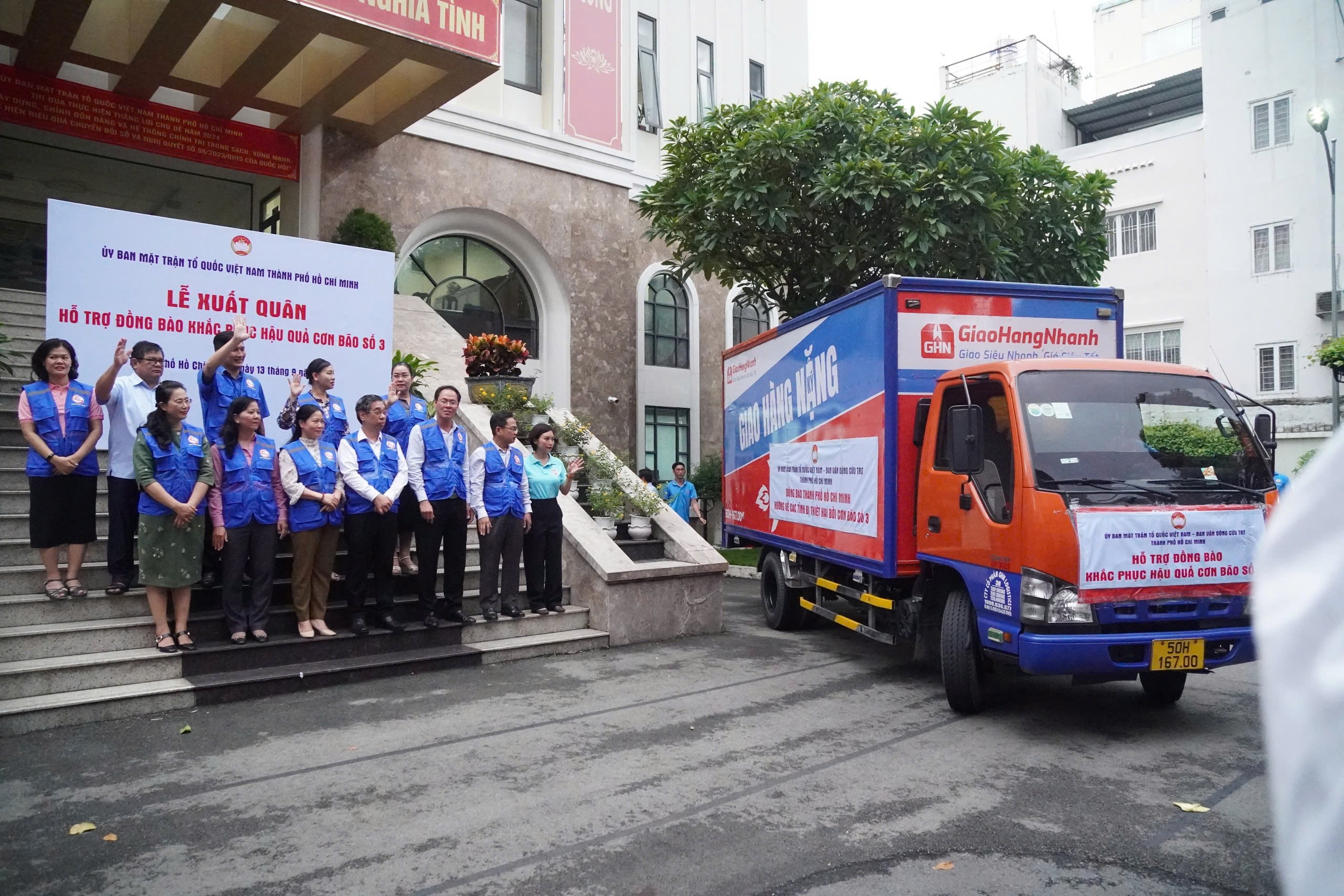 TP.HCM tất bật chuẩn bị nhu yếu phẩm hỗ trợ đồng bào miền Bắc- Ảnh 1. TP.HCM tất bật chuẩn bị nhu yếu phẩm hỗ trợ đồng bào miền Bắc- Ảnh 1.