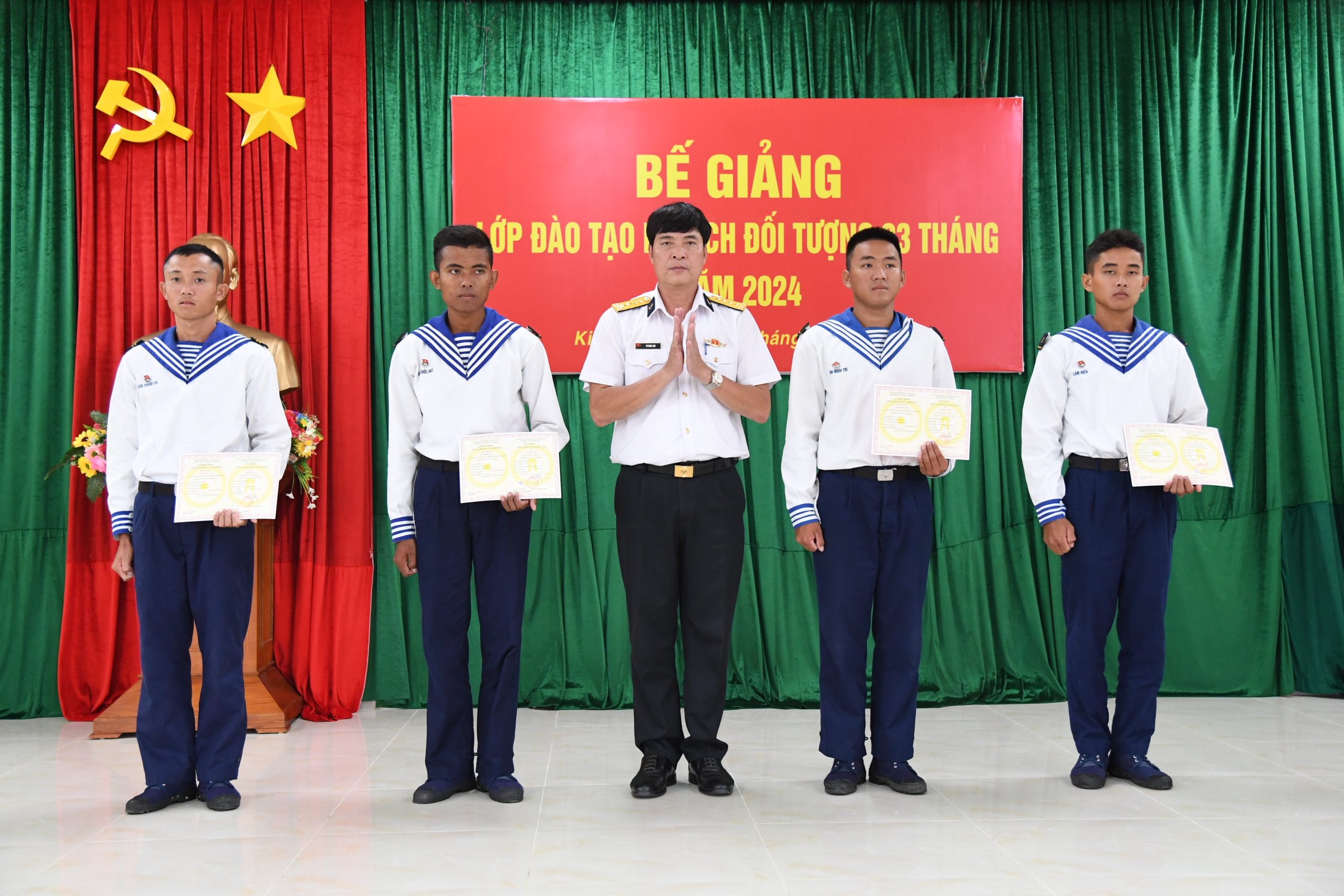 Tiểu đoàn 563 bế giảng lớp đào tạo hạ sĩ quan chỉ huy