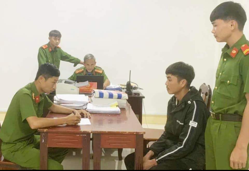 Khởi tố phụ huynh lùi xe tông tử vong học sinh lớp 2 trong sân trường- Ảnh 1.