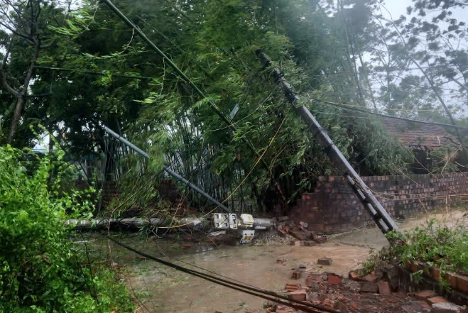 Bão số 3 Yagi đổ bộ gây mất điện diện rộng tại miền Bắc- Ảnh 1. Bão số 3 Yagi đổ bộ gây mất điện diện rộng tại miền Bắc- Ảnh 1.