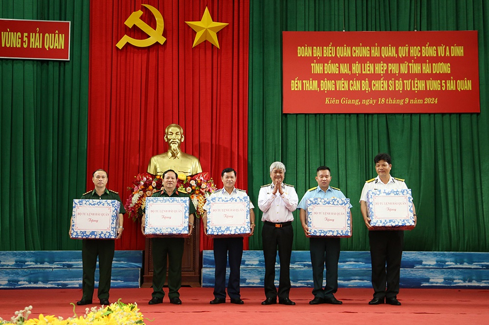 Đoàn công tác biển đảo Tây Nam thăm, động viên cán bộ, chiến sĩ Bộ Tư lệnh Vùng 5 và tổng kết chuyến công tác