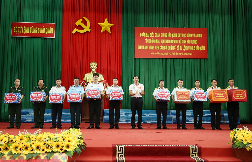 Đoàn công tác biển đảo Tây Nam thăm, động viên cán bộ, chiến sĩ Bộ Tư lệnh Vùng 5 và tổng kết chuyến công tác