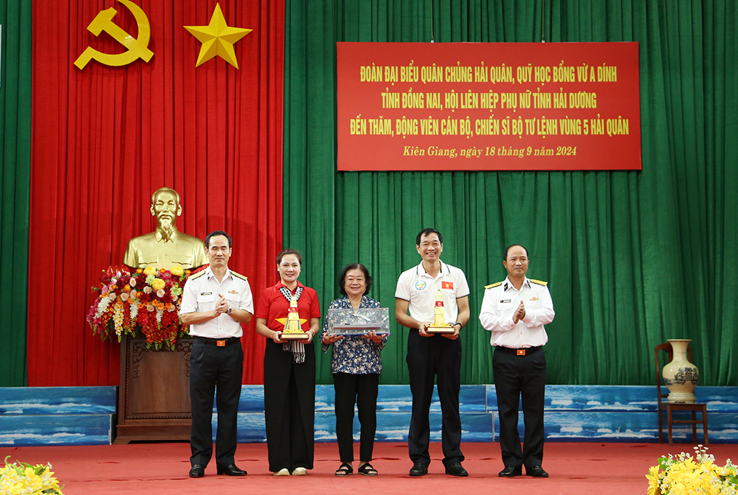 Đoàn công tác biển đảo Tây Nam thăm, động viên cán bộ, chiến sĩ Bộ Tư lệnh Vùng 5 và tổng kết chuyến công tác