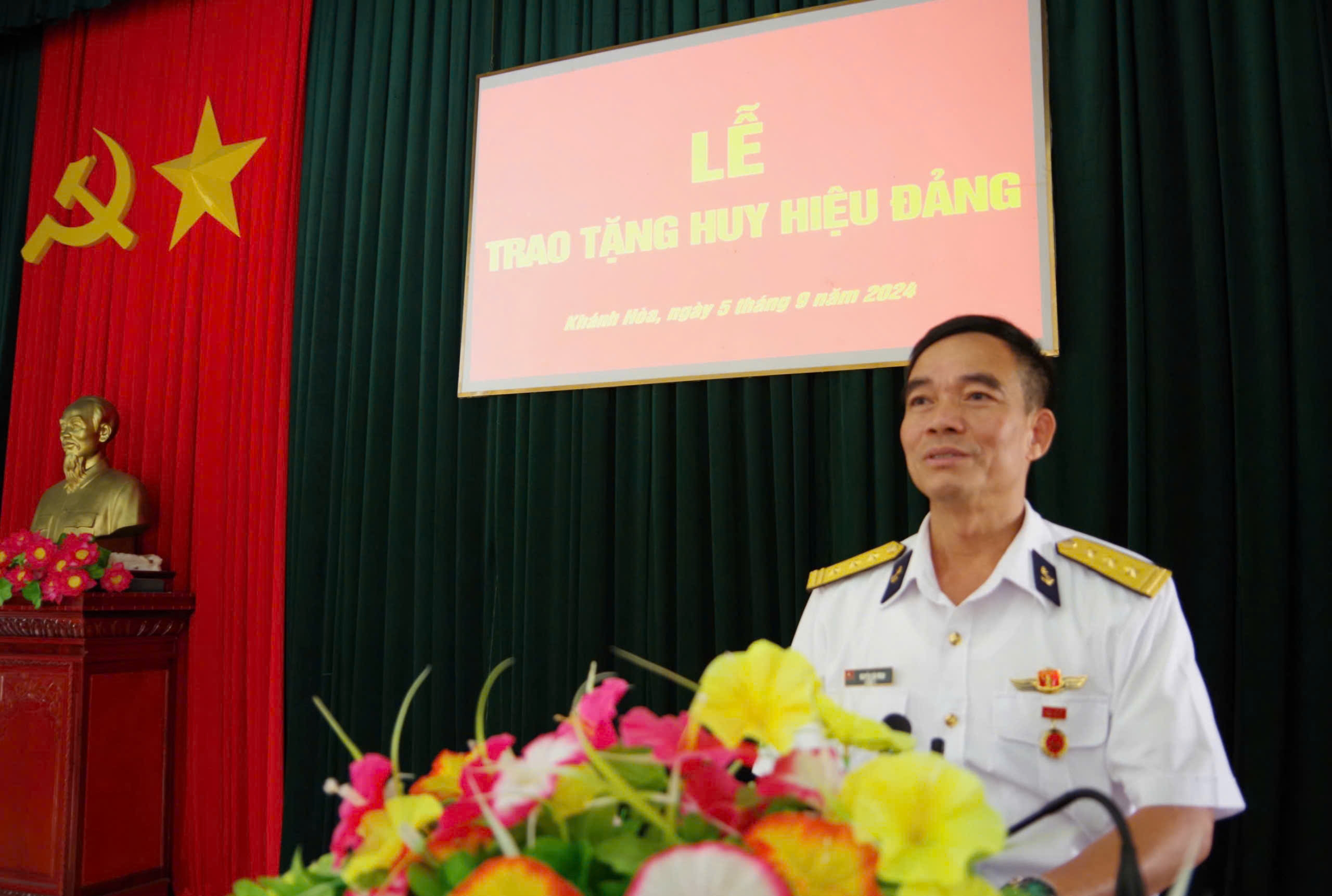 Lữ đoàn 685, Vùng 4 Hải quân trao Huy hiệu 30 năm tuổi Đảng cho đảng viên