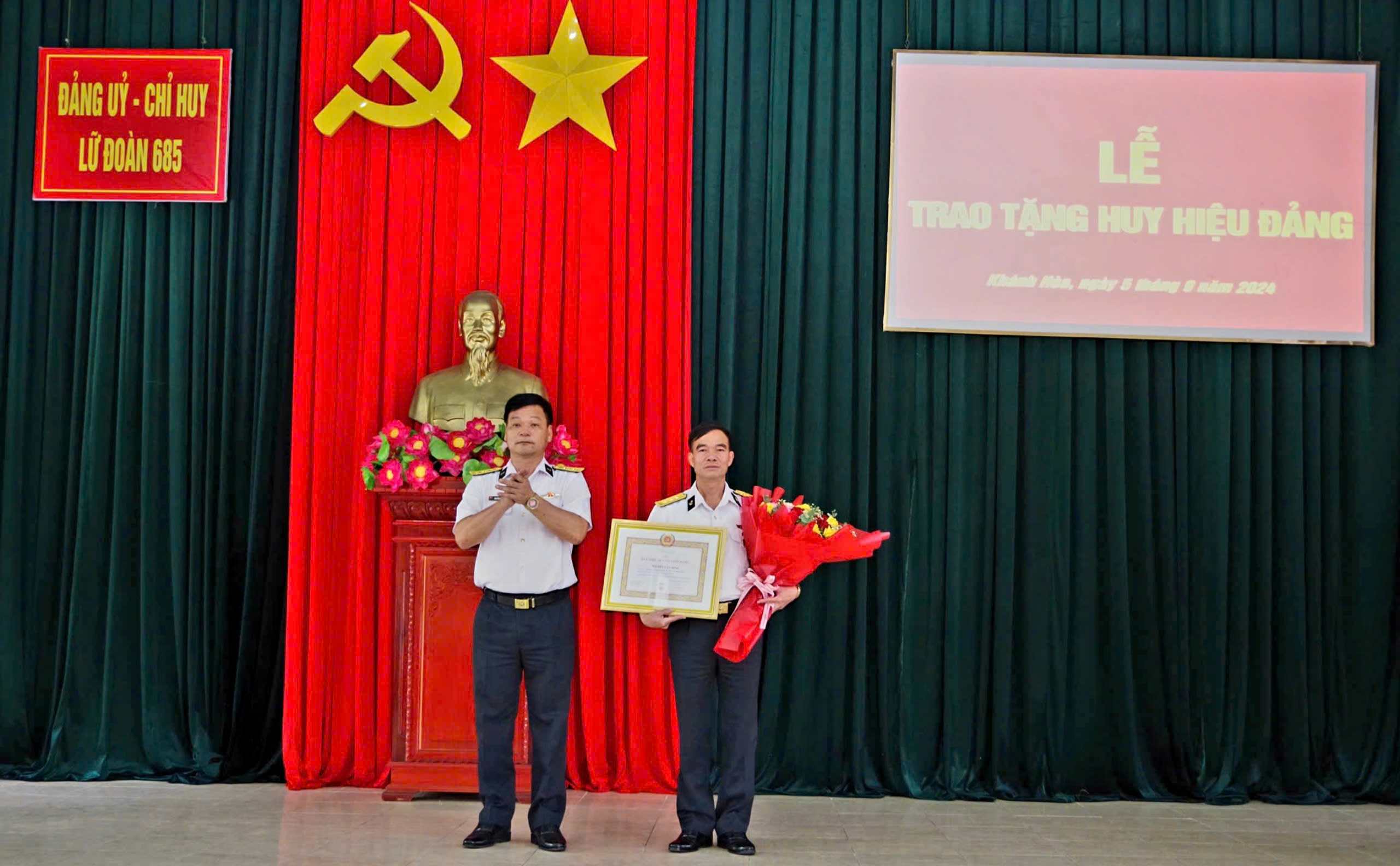 Lữ đoàn 685, Vùng 4 Hải quân trao Huy hiệu 30 năm tuổi Đảng cho đảng viên
