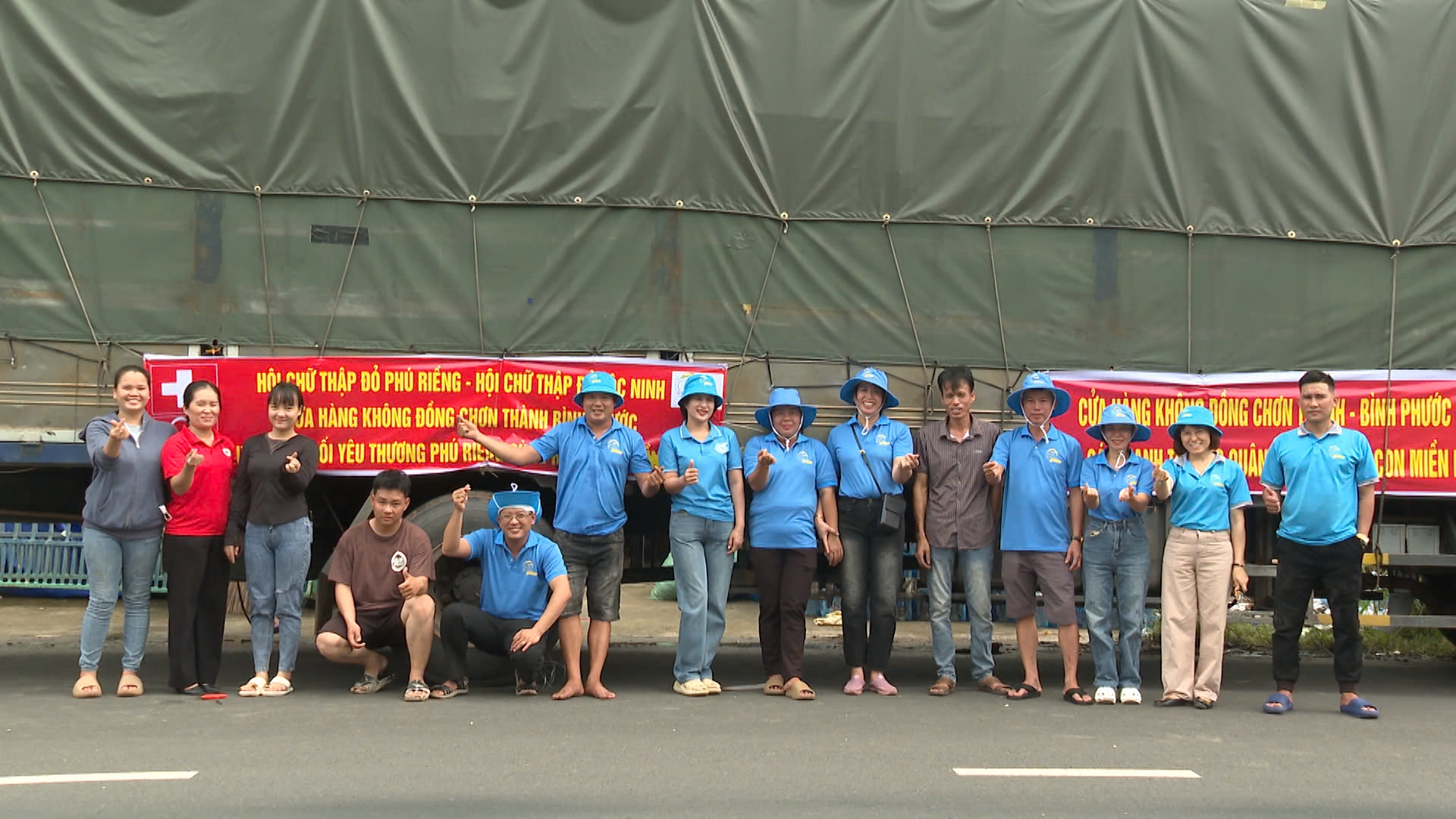 Hơn 18 tấn hàng, trị giá khoảng 200 triệu đồng, ủng hộ người dân miền Bắc bị bảo lũ