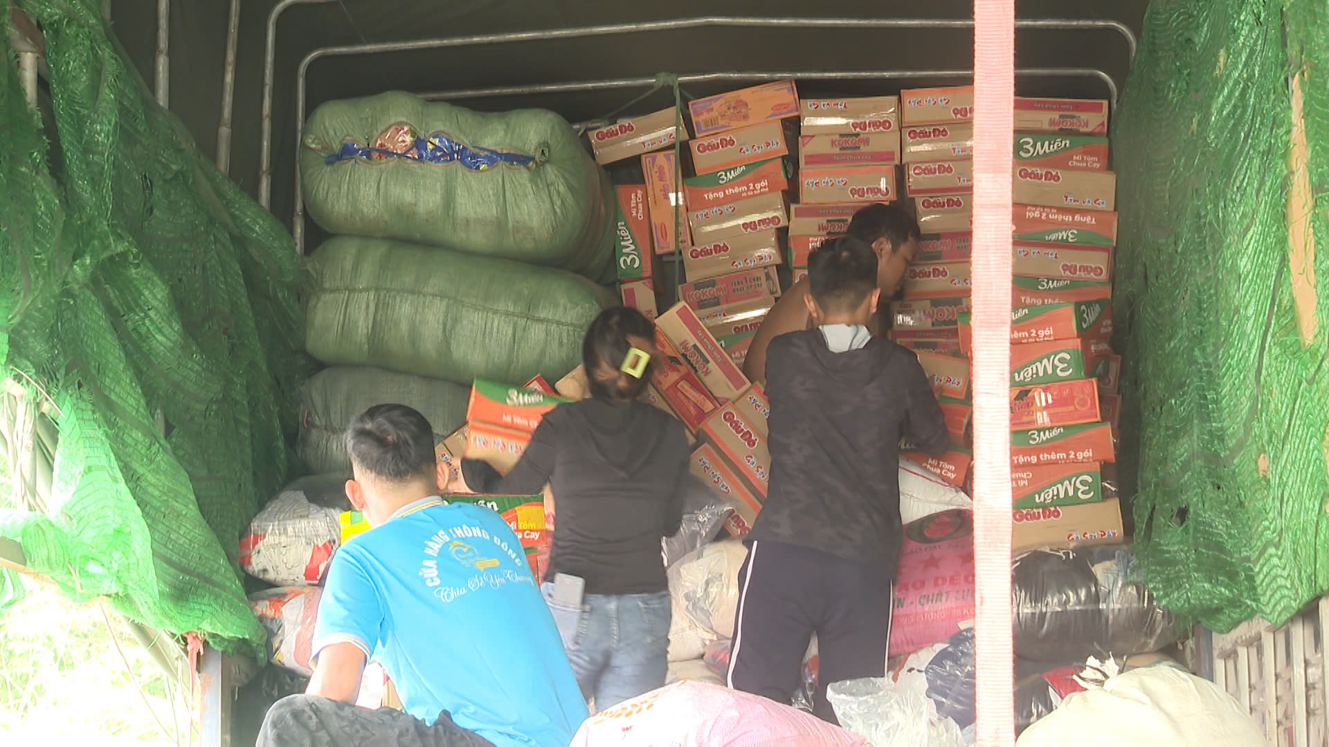 Hơn 18 tấn hàng, trị giá khoảng 200 triệu đồng, ủng hộ người dân miền Bắc bị bảo lũ