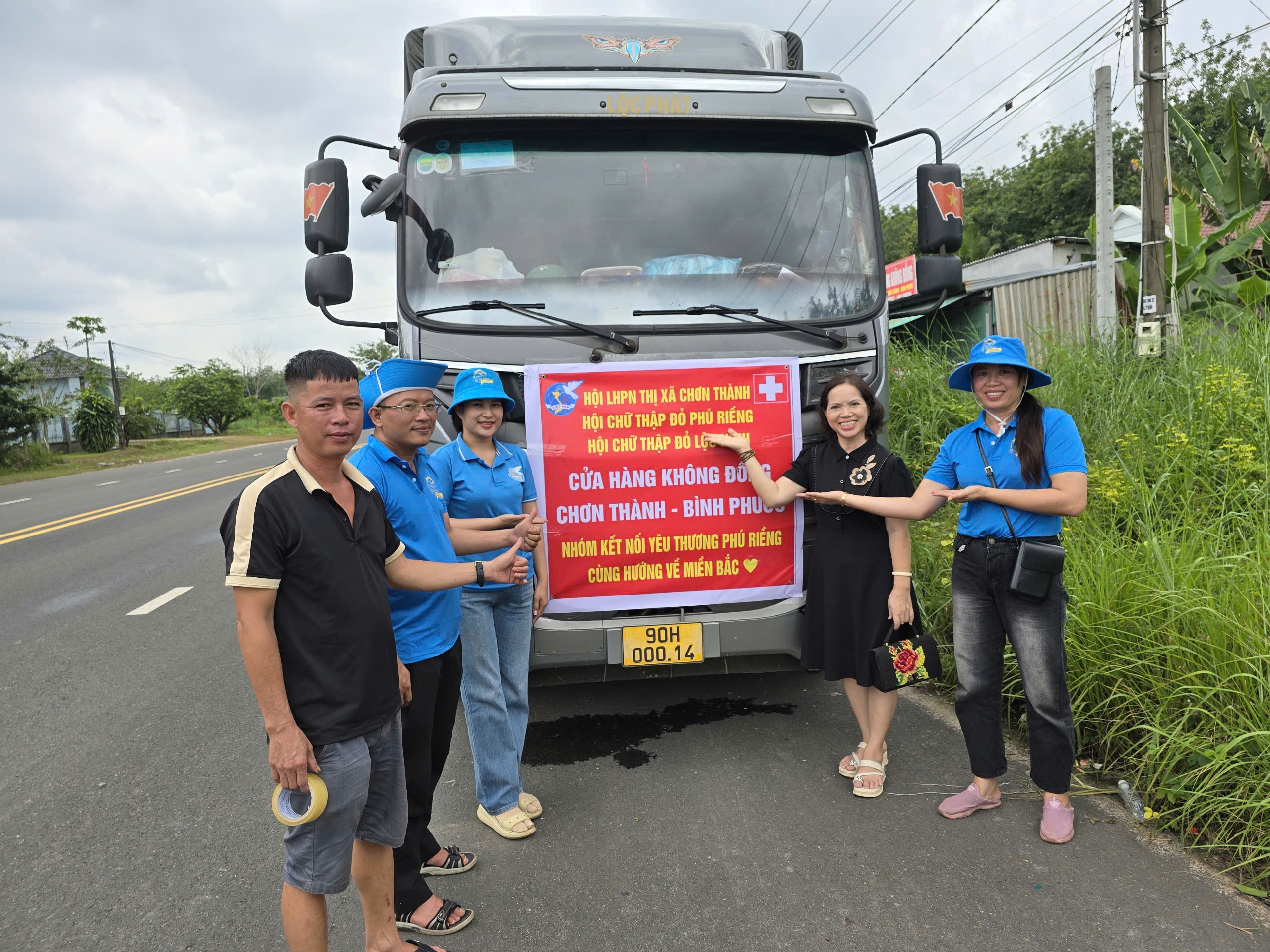 Hơn 18 tấn hàng, trị giá khoảng 200 triệu đồng, ủng hộ người dân miền Bắc bị bảo lũ