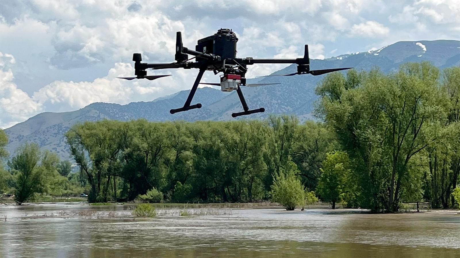 Sẵn sàng kết nối, dùng flycam/drone thu dữ liệu nơi thiên tai để Chính phủ điều hành từ xa- Ảnh 1. Sẵn sàng kết nối, dùng flycam/drone thu dữ liệu nơi thiên tai để Chính phủ điều hành từ xa- Ảnh 1.