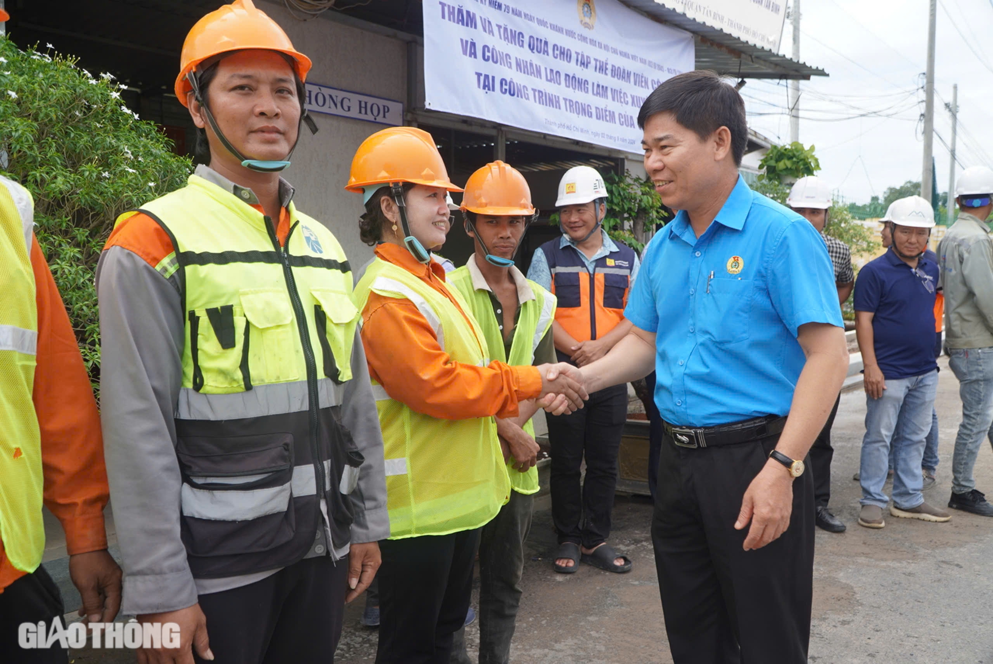 Tiếp sức công nhân làm việc xuyên lễ Quốc khánh 2/9- Ảnh 1. Tiếp sức công nhân làm việc xuyên lễ Quốc khánh 2/9- Ảnh 1.