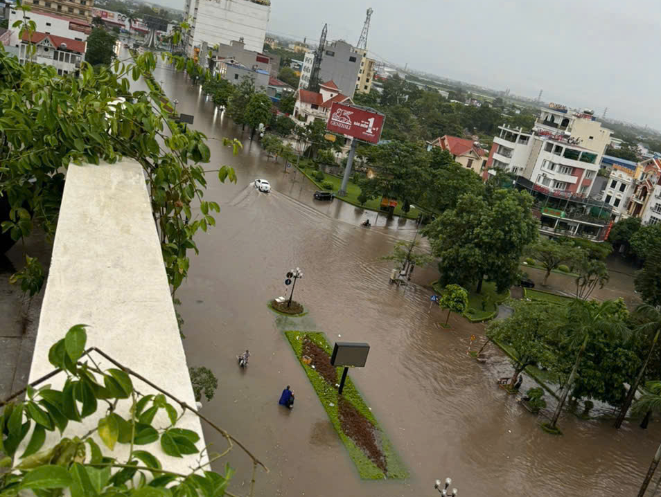 Nhiều khu vực TP Nam Định ngập sâu, cảnh sát dùng xe công vụ đưa dân qua đường- Ảnh 1. Nhiều khu vực TP Nam Định ngập sâu, cảnh sát dùng xe công vụ đưa dân qua đường- Ảnh 1.