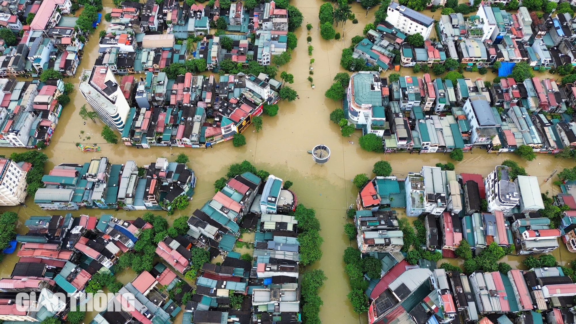 Tuyên Quang chìm trong biển nước, người dân trèo lên mái nhà chờ ứng cứu- Ảnh 1.