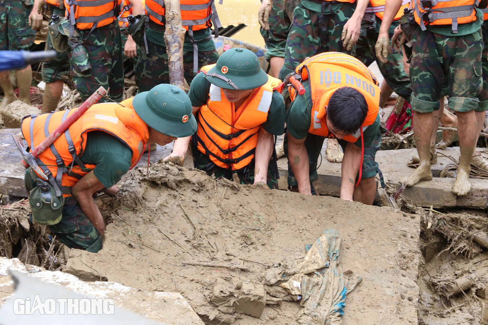 Bộ đội dầm bùn, lật từng mảnh tường, mái nhà sập tìm người mất tích ở Làng Nủ sau lở đất- Ảnh 1. Bộ đội dầm bùn, lật từng mảnh tường, mái nhà sập tìm người mất tích ở Làng Nủ sau lở đất- Ảnh 1.