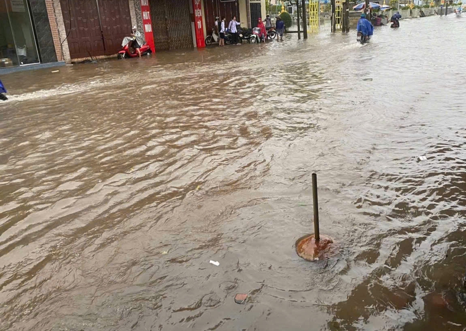 Xúc động hình ảnh công an Thái Bình cõng dân chạy lũ- Ảnh 1. Xúc động hình ảnh công an Thái Bình cõng dân chạy lũ- Ảnh 1.