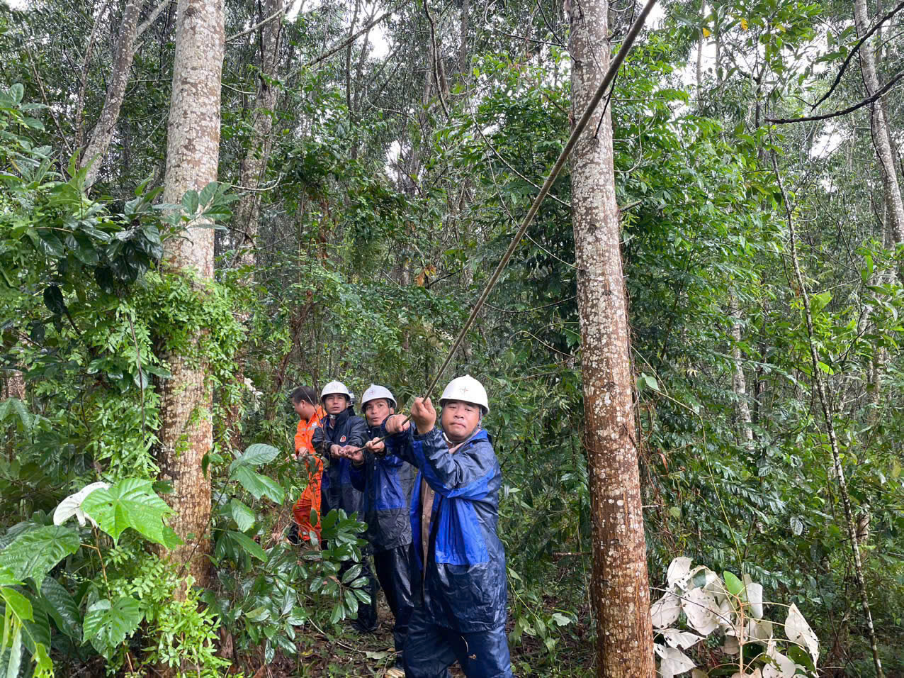bo-cong-thuong-yeu-cau-dam-bao-an-toan-van-hanh-thuy-dien-ung-pho-voi-hoan-luu-bao-so-3_66e0162e2dd42 Các công nhân ngành điện miền Bắc nỗ lực kéo dây, khắc phục sự cố để đảm bảo an toàn cho người dân và sớm cấp điện trở lại