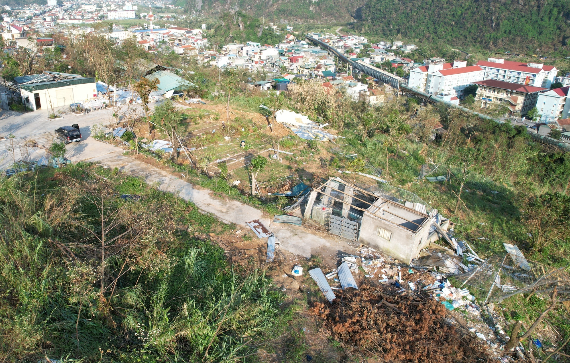 Quảng Ninh: Khu dân cư xuất hiện điểm sạt trượt lớn, hàng trăm hộ dân bất an- Ảnh 1.