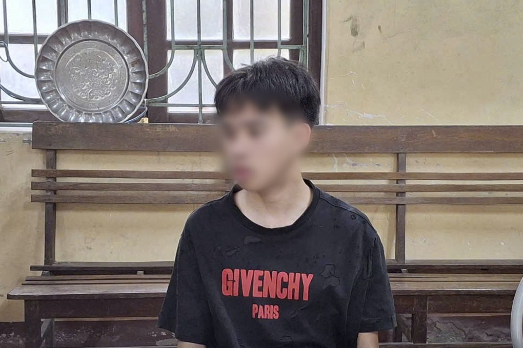 Khởi tố nam sinh lớp 12 đi xe máy "thông chốt" tông CSGT trọng thương- Ảnh 1.