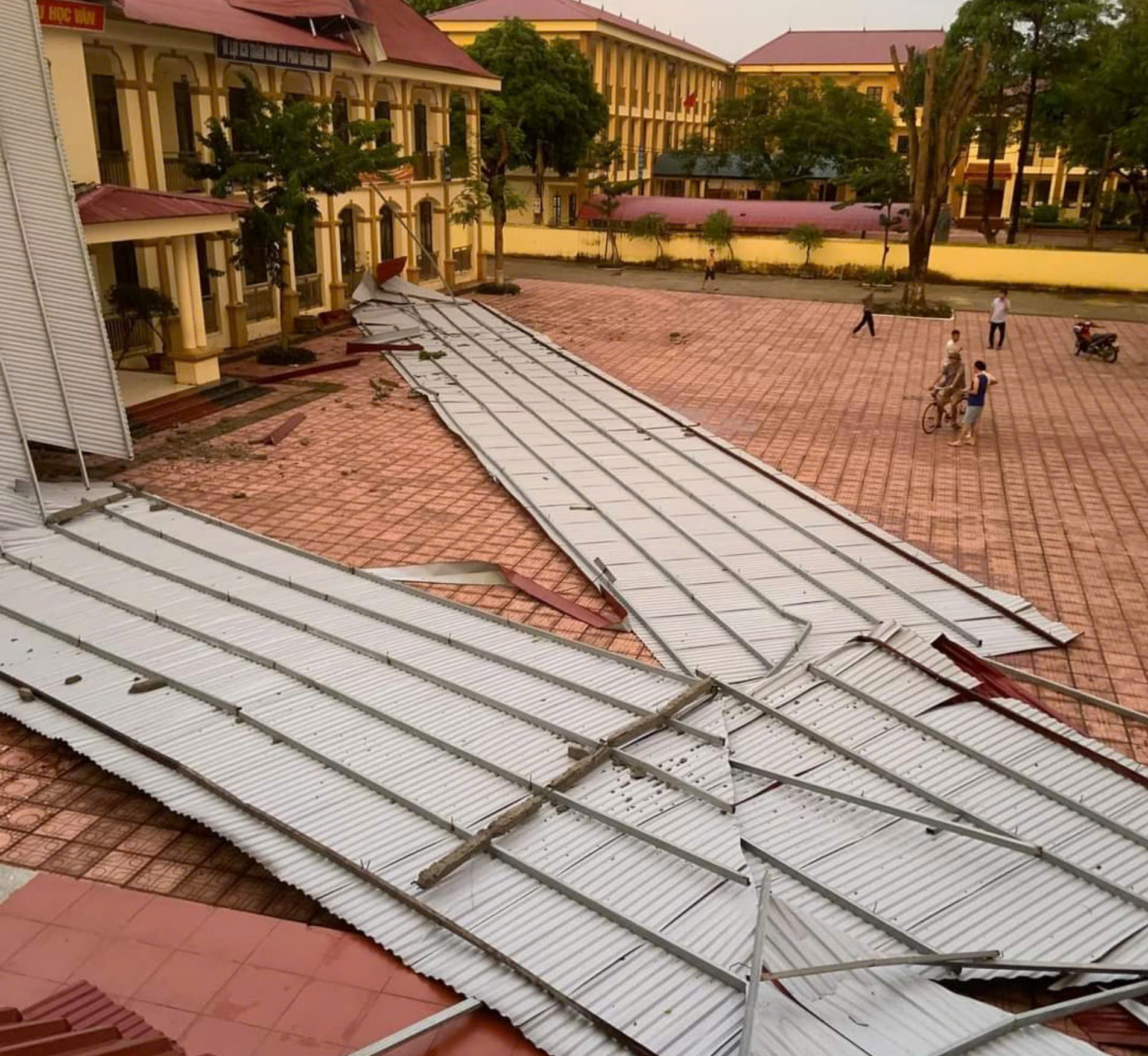 Mưa giông tại Vĩnh Phúc làm đổ cây tại nhiều tuyến đường, tốc mái trường học- Ảnh 1. Mưa giông tại Vĩnh Phúc làm đổ cây tại nhiều tuyến đường, tốc mái trường học- Ảnh 1.