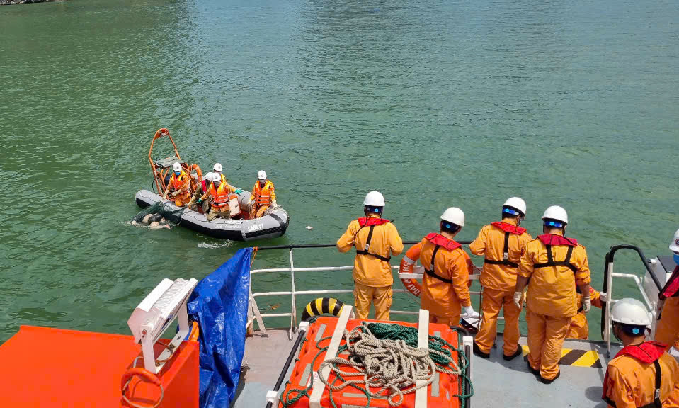 Tìm thấy 2 thi thể thuyền viên trong tàu Hồng Gai chìm trên vịnh Hạ Long- Ảnh 1. Tìm thấy 2 thi thể thuyền viên trong tàu Hồng Gai chìm trên vịnh Hạ Long- Ảnh 1.