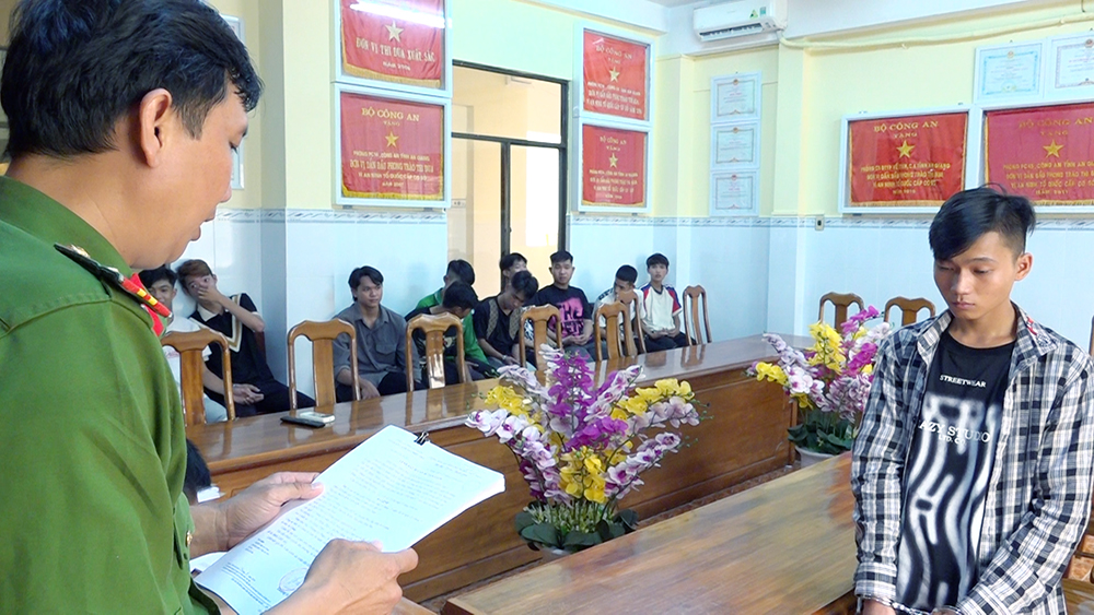 An Giang: Bắt tạm giam 12 đối tượng để điều tra hành vi giết người- Ảnh 1. An Giang: Bắt tạm giam 12 đối tượng để điều tra hành vi giết người- Ảnh 1.