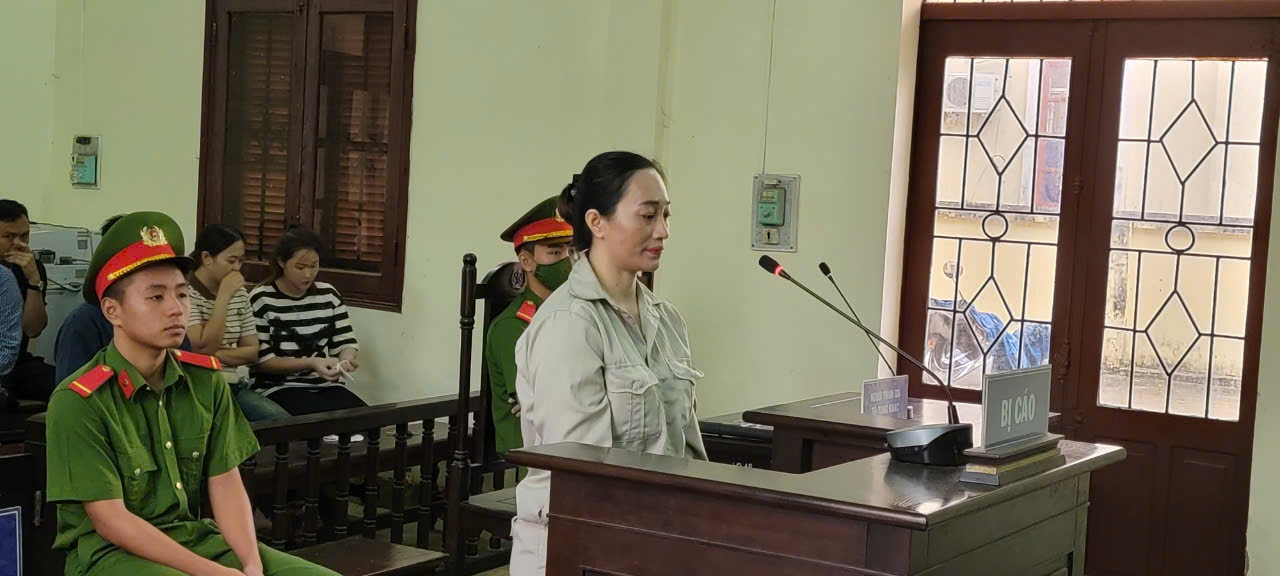 "Cô đồng bổ cau" khóc lóc, đòi minh oan trước toà
- Ảnh 1. "Cô đồng bổ cau" khóc lóc, đòi minh oan trước toà
- Ảnh 1.