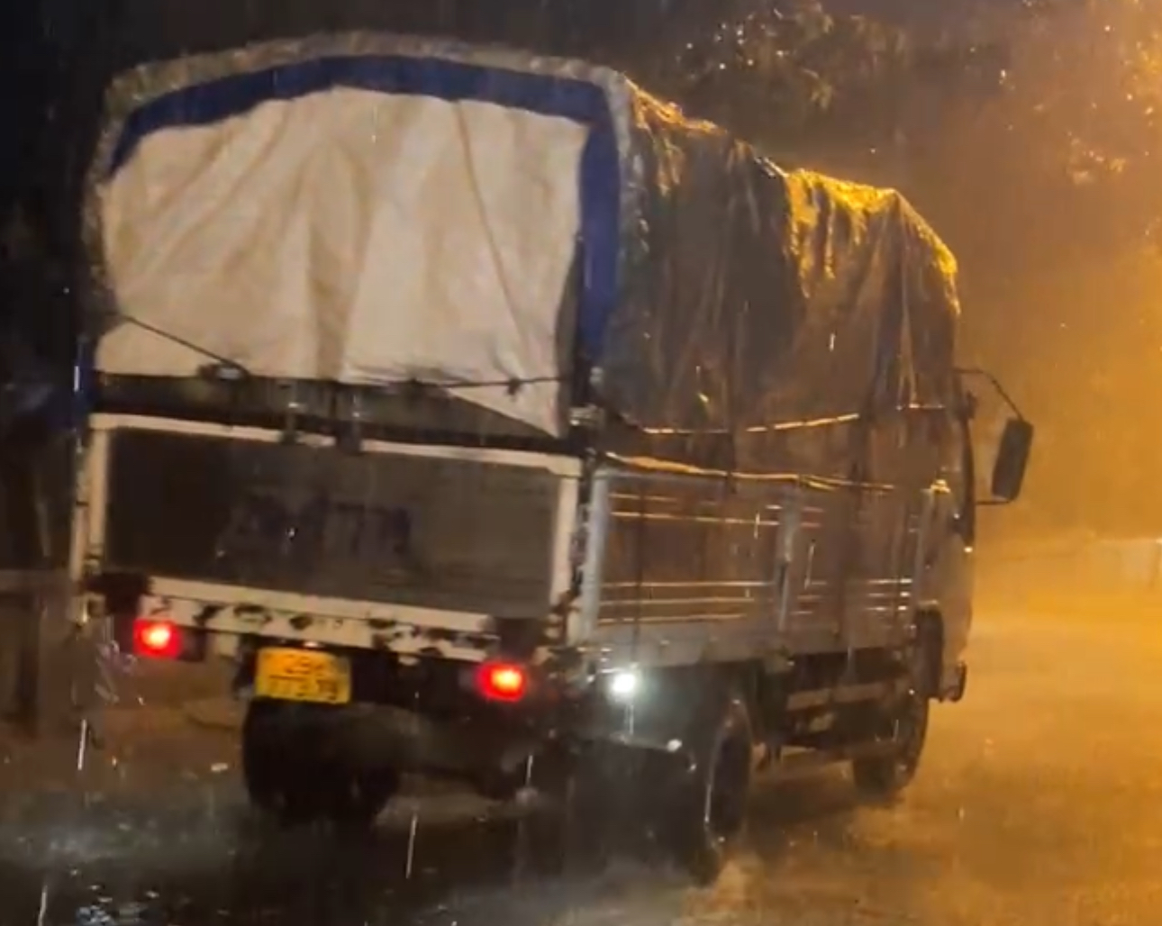 Trắng đêm đưa đò từ chùa Hương lên Thái Nguyên ứng cứu người dân bị lũ bủa vây- Ảnh 1.