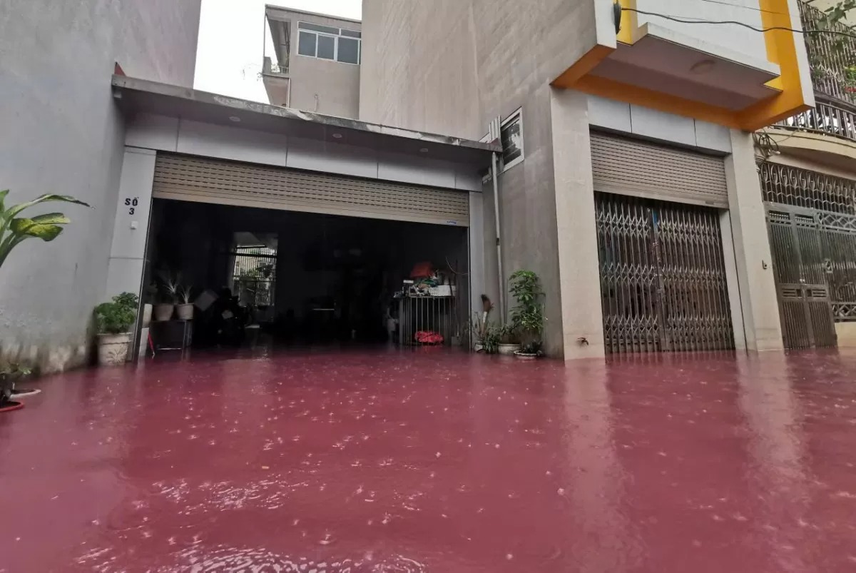 Hà Nội: Nước màu đỏ ngập trong khu dân cư sau mưa lớn- Ảnh 1. Hà Nội: Nước màu đỏ ngập trong khu dân cư sau mưa lớn- Ảnh 1.