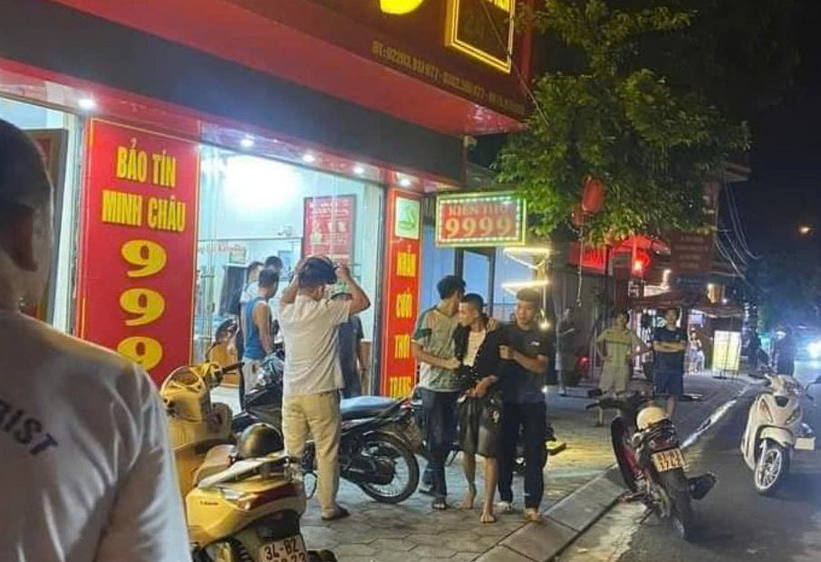 Khởi tố vụ án dùng dao uy hiếp, cướp tiệm vàng ở Hải Dương- Ảnh 1. Khởi tố vụ án dùng dao uy hiếp, cướp tiệm vàng ở Hải Dương- Ảnh 1.