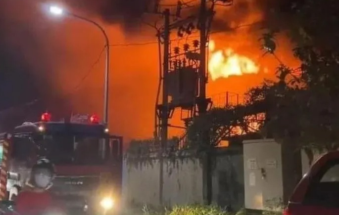 Nhà xưởng ở Hoài Đức cháy dữ dội giữa đêm, cảnh sát vật lộn gần 2 giờ dập lửa- Ảnh 1.