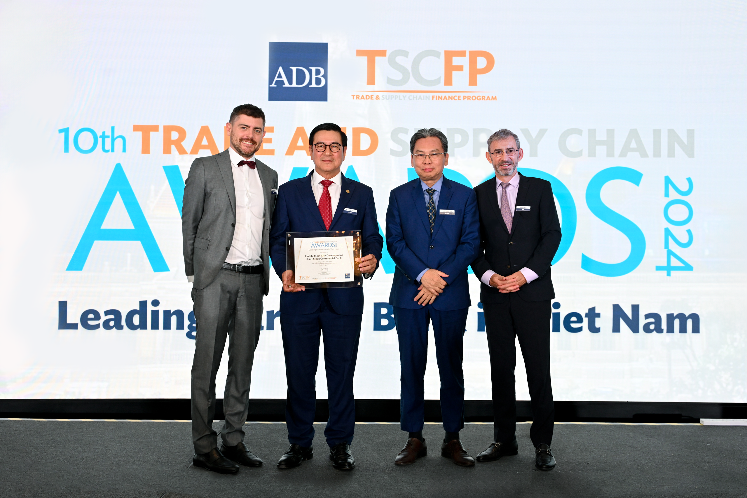 ADB lần thứ hai liên tiếp vinh danh HDBank là "Ngân hàng đối tác hàng đầu tại Việt Nam"- Ảnh 1. ADB lần thứ hai liên tiếp vinh danh HDBank là "Ngân hàng đối tác hàng đầu tại Việt Nam"- Ảnh 1.
