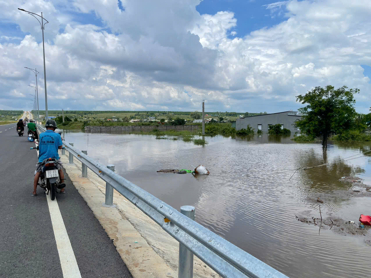 Mưa lớn, hai người phụ nữ bị nước lũ cuốn trôi ở Bình Thuận- Ảnh 1. Mưa lớn, hai người phụ nữ bị nước lũ cuốn trôi ở Bình Thuận- Ảnh 1.