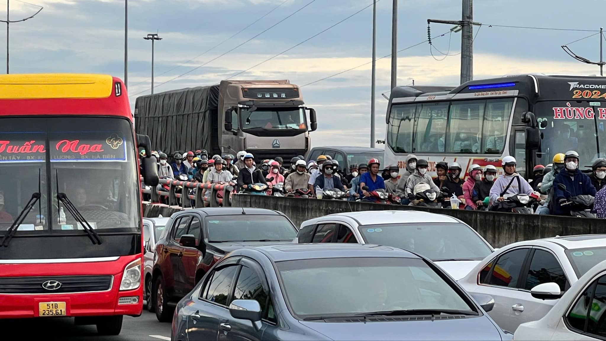 Người dân tay xách nách mang trở lại TP.HCM sau nghỉ lễ- Ảnh 1. Người dân tay xách nách mang trở lại TP.HCM sau nghỉ lễ- Ảnh 1.