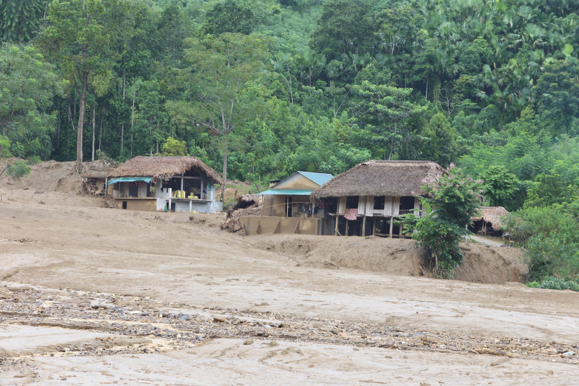 Mưa lũ miền Bắc: Dùng flycam, chó nghiệp vụ tìm kiếm người mất tích ở Làng Nủ- Ảnh 1. Mưa lũ miền Bắc: Dùng flycam, chó nghiệp vụ tìm kiếm người mất tích ở Làng Nủ- Ảnh 1.