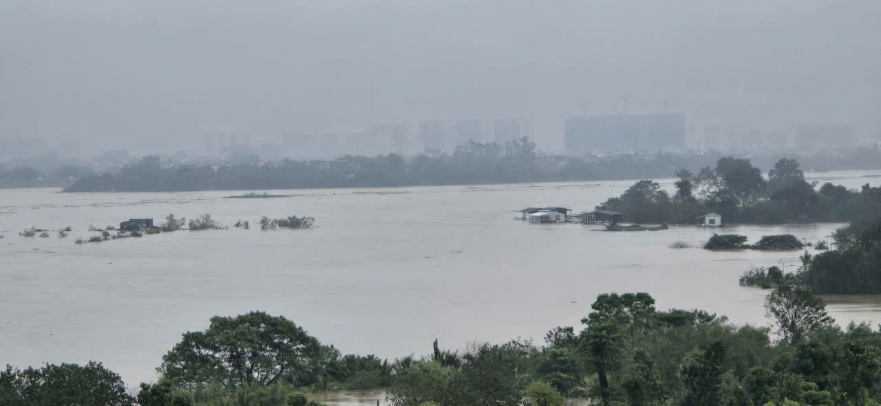 Mưa lũ ở Hà Nội: Một thôn ở Sóc Sơn bị cô lập hoàn toàn- Ảnh 1.