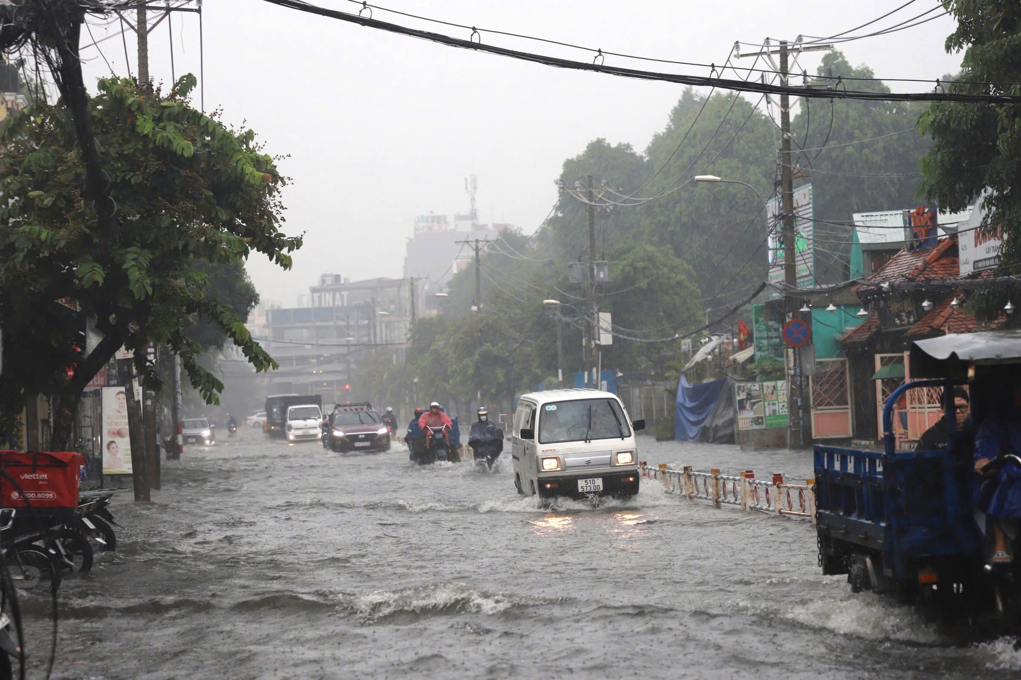 TP.HCM mưa trắng trời cả ngày, đường phố biến thành sông- Ảnh 1. TP.HCM mưa trắng trời cả ngày, đường phố biến thành sông- Ảnh 1.