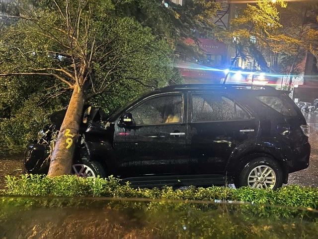 CSGT giải cứu tài xế ô tô ngất xỉu vì bị cây đổ trúng trong đêm bão- Ảnh 1. CSGT giải cứu tài xế ô tô ngất xỉu vì bị cây đổ trúng trong đêm bão- Ảnh 1.