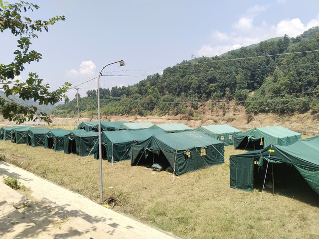 Lập khu nhà dã chiến, di dời 115 người dân Kho Vàng xuống nơi an toàn- Ảnh 1. Lập khu nhà dã chiến, di dời 115 người dân Kho Vàng xuống nơi an toàn- Ảnh 1.