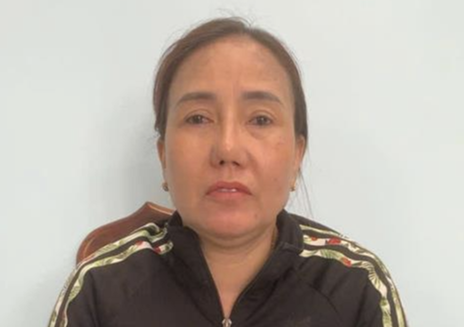 Bắt người phụ nữ 49 tuổi dùng 4 sổ đỏ giả lừa đảo gần một tỷ đồng- Ảnh 1. Bắt người phụ nữ 49 tuổi dùng 4 sổ đỏ giả lừa đảo gần một tỷ đồng- Ảnh 1.