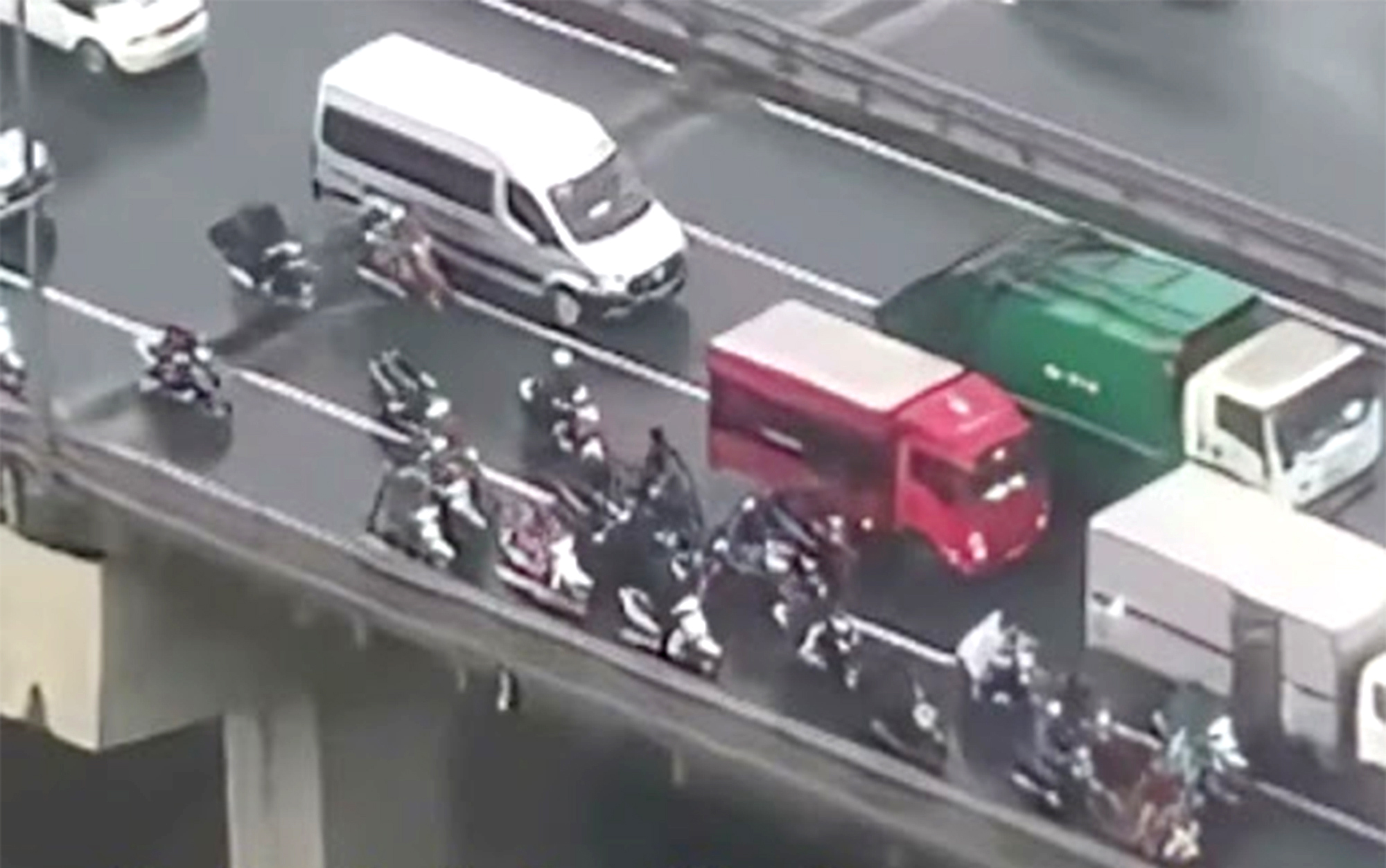 Siêu bão đi qua, tình người còn lại- Ảnh 1.