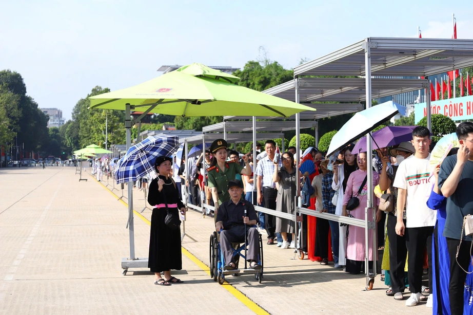 Hơn 3 vạn người dân vào Lăng viếng Bác Hồ trong ngày Quốc khánh 2/9- Ảnh 1. Hơn 3 vạn người dân vào Lăng viếng Bác Hồ trong ngày Quốc khánh 2/9- Ảnh 1.
