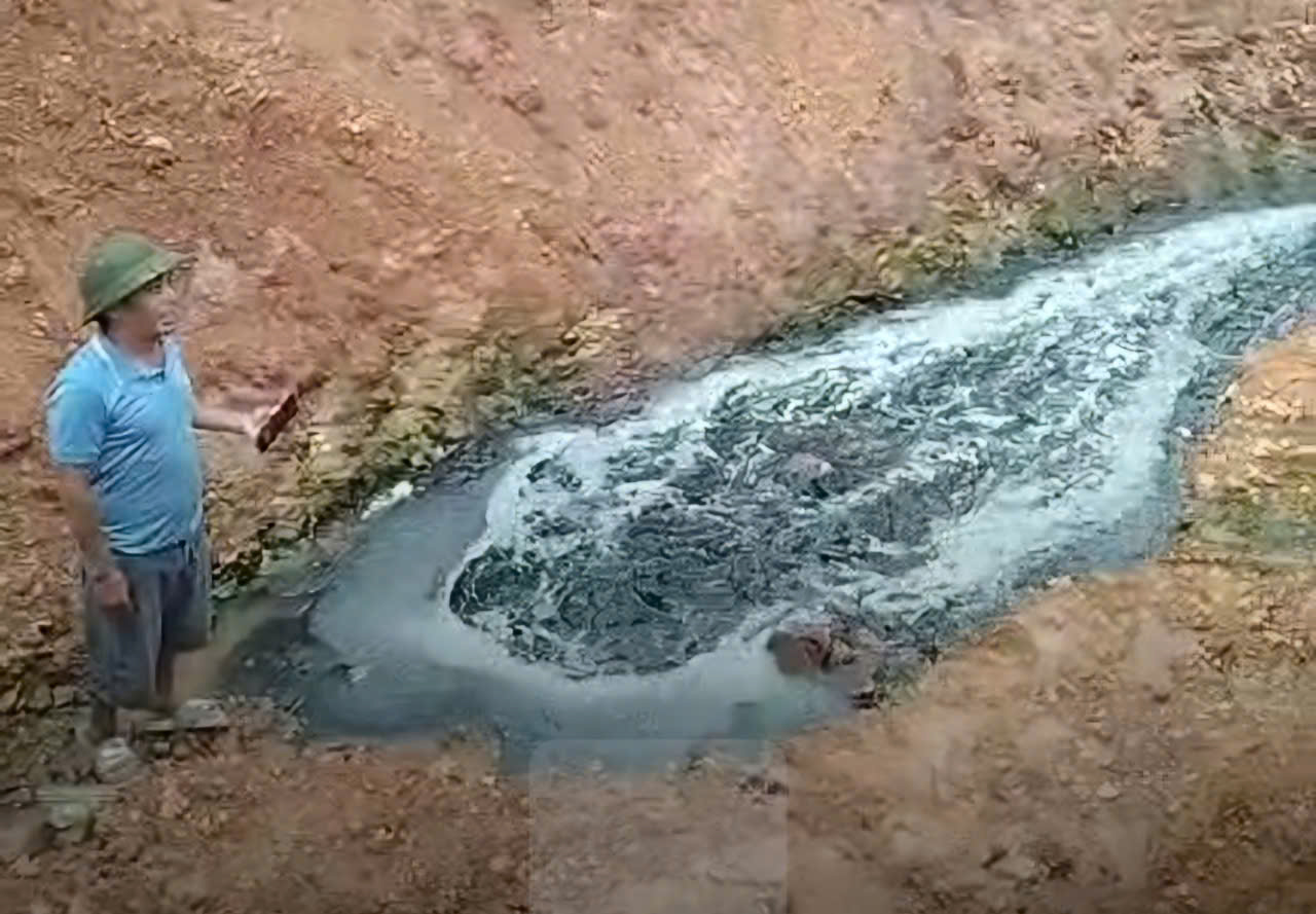 Trại lợn thi công đường trái phép bị người dân lập lán canh giữ- Ảnh 1. Trại lợn thi công đường trái phép bị người dân lập lán canh giữ- Ảnh 1.