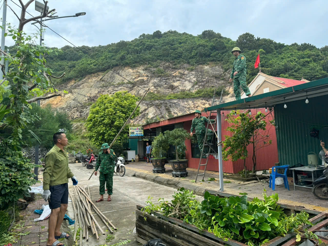 Huyện đảo Cô Tô giới nghiêm, cửa khẩu ở Móng Cái tạm dừng thông quan vì siêu bão- Ảnh 1. Huyện đảo Cô Tô giới nghiêm, cửa khẩu ở Móng Cái tạm dừng thông quan vì siêu bão- Ảnh 1.