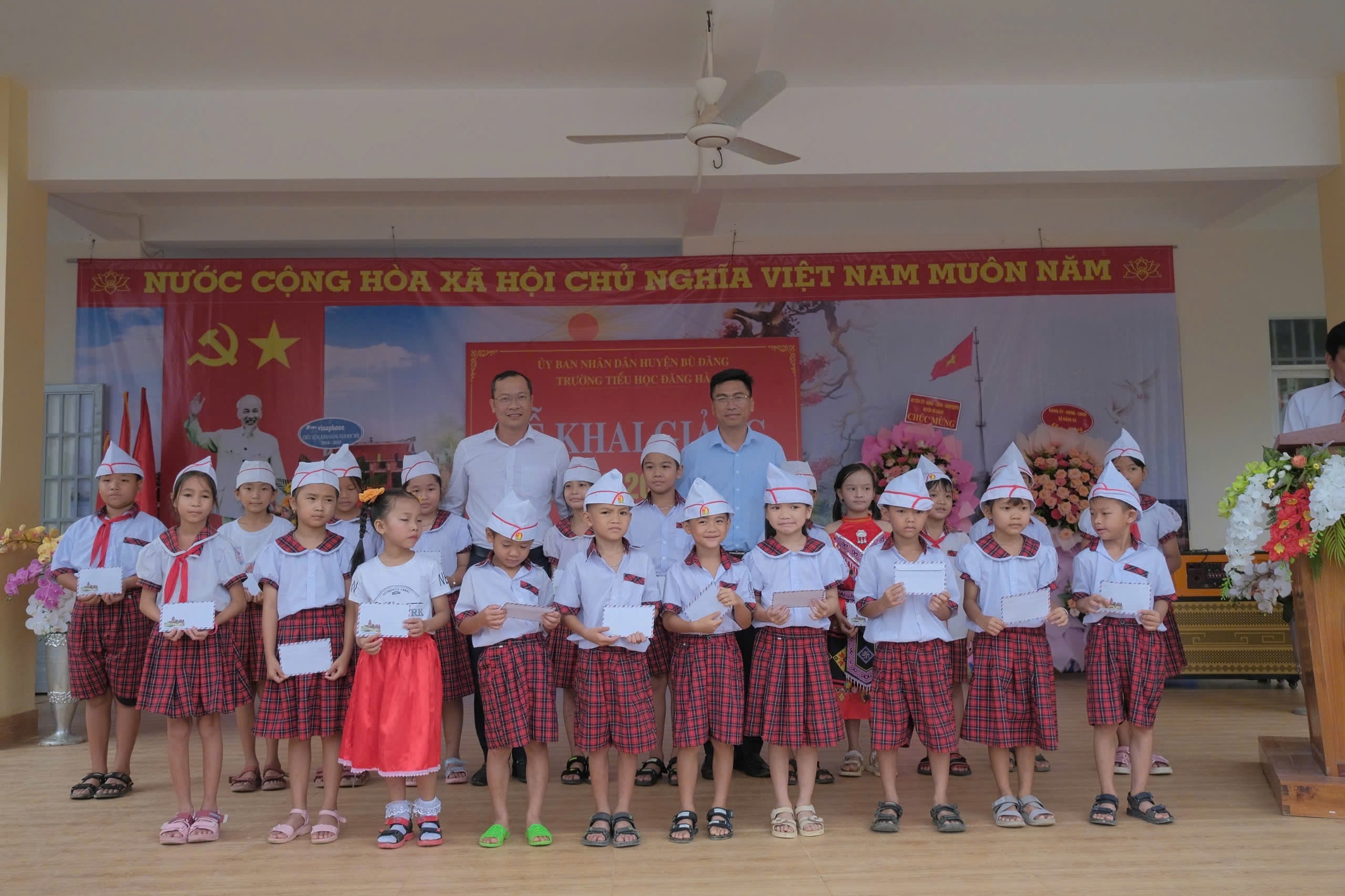 Tặng quà cho học sinh vùng khó khăn nhân ngày khai giảng