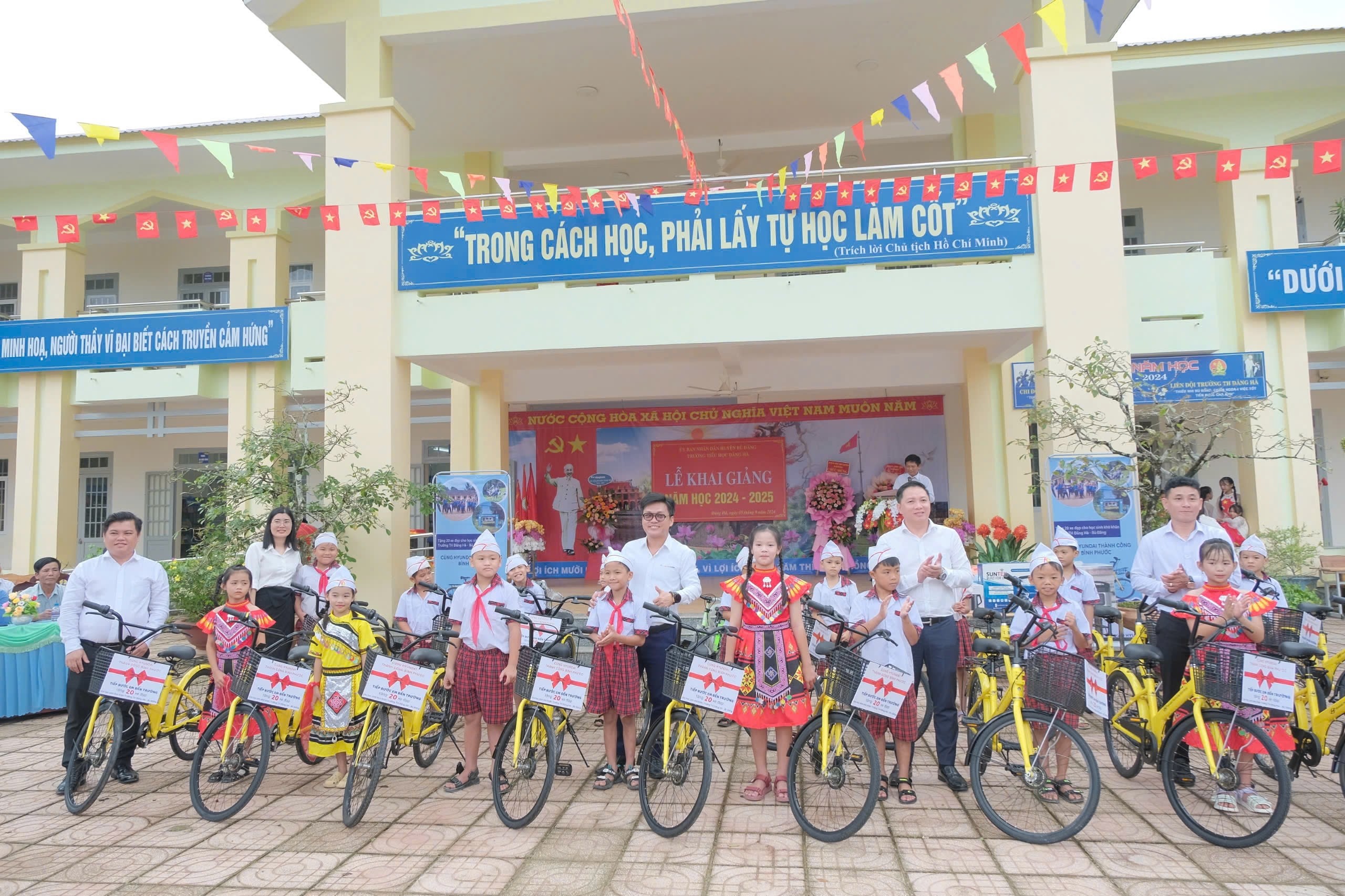Tặng quà cho học sinh vùng khó khăn nhân ngày khai giảng