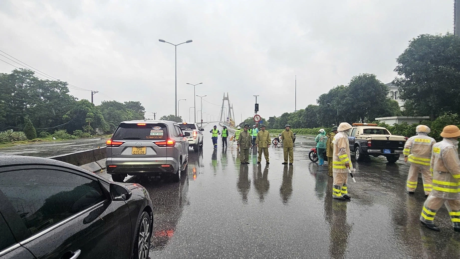 Nhiều cây cầu ở tâm bão Hải Phòng - Quảng Ninh cấm xe máy, xe thô sơ qua lại - Ảnh 1.