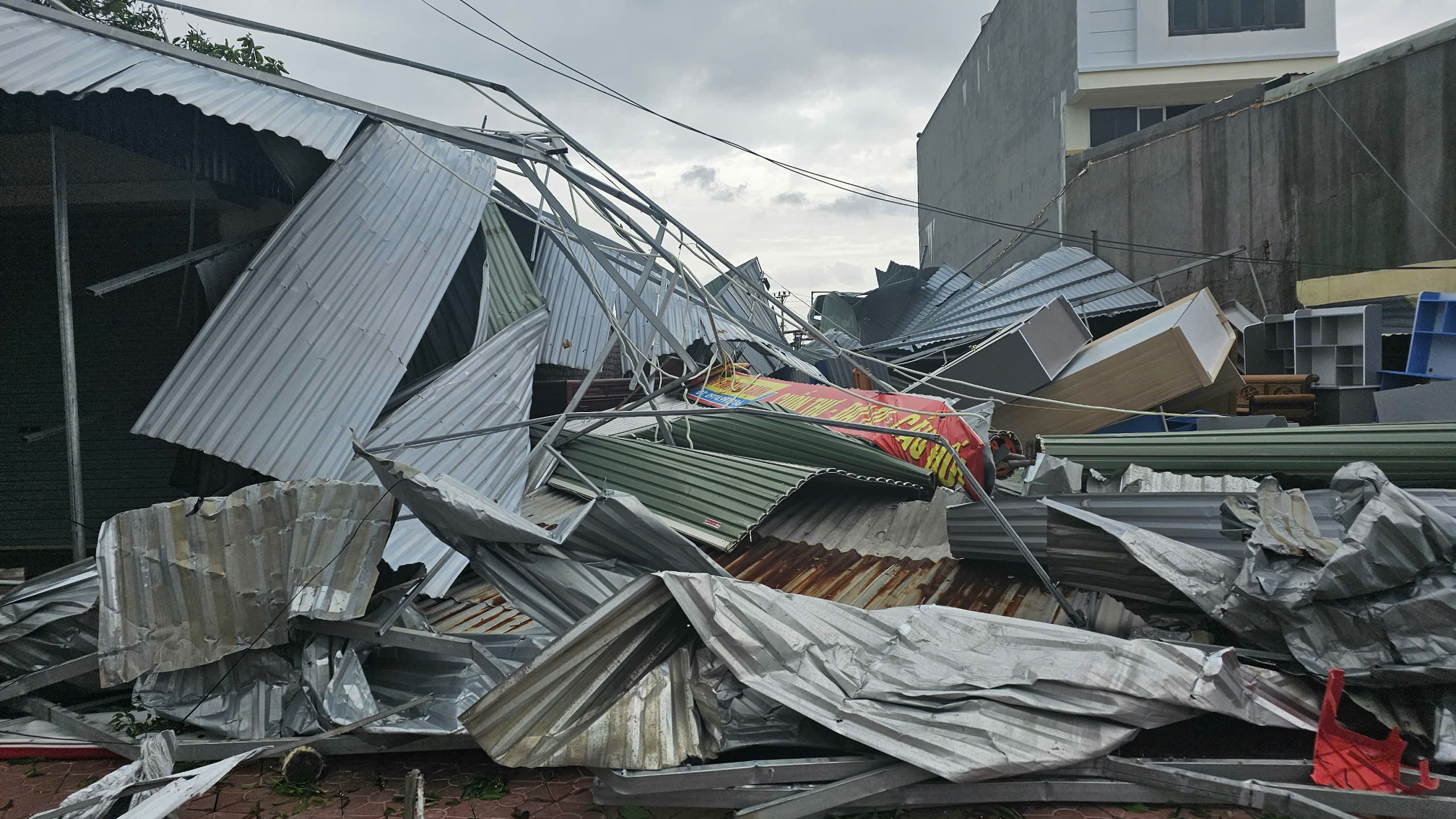 Tan hoang sau bão, Hải Phòng tập trung khôi phục toàn bộ giao thông vào ngày 9/9- Ảnh 1. Tan hoang sau bão, Hải Phòng tập trung khôi phục toàn bộ giao thông vào ngày 9/9- Ảnh 1.