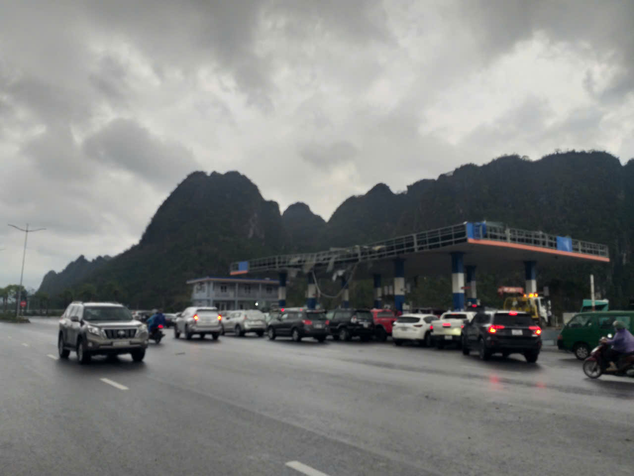 Người dân xếp hàng mua xăng tại Quảng Ninh- Ảnh 1.