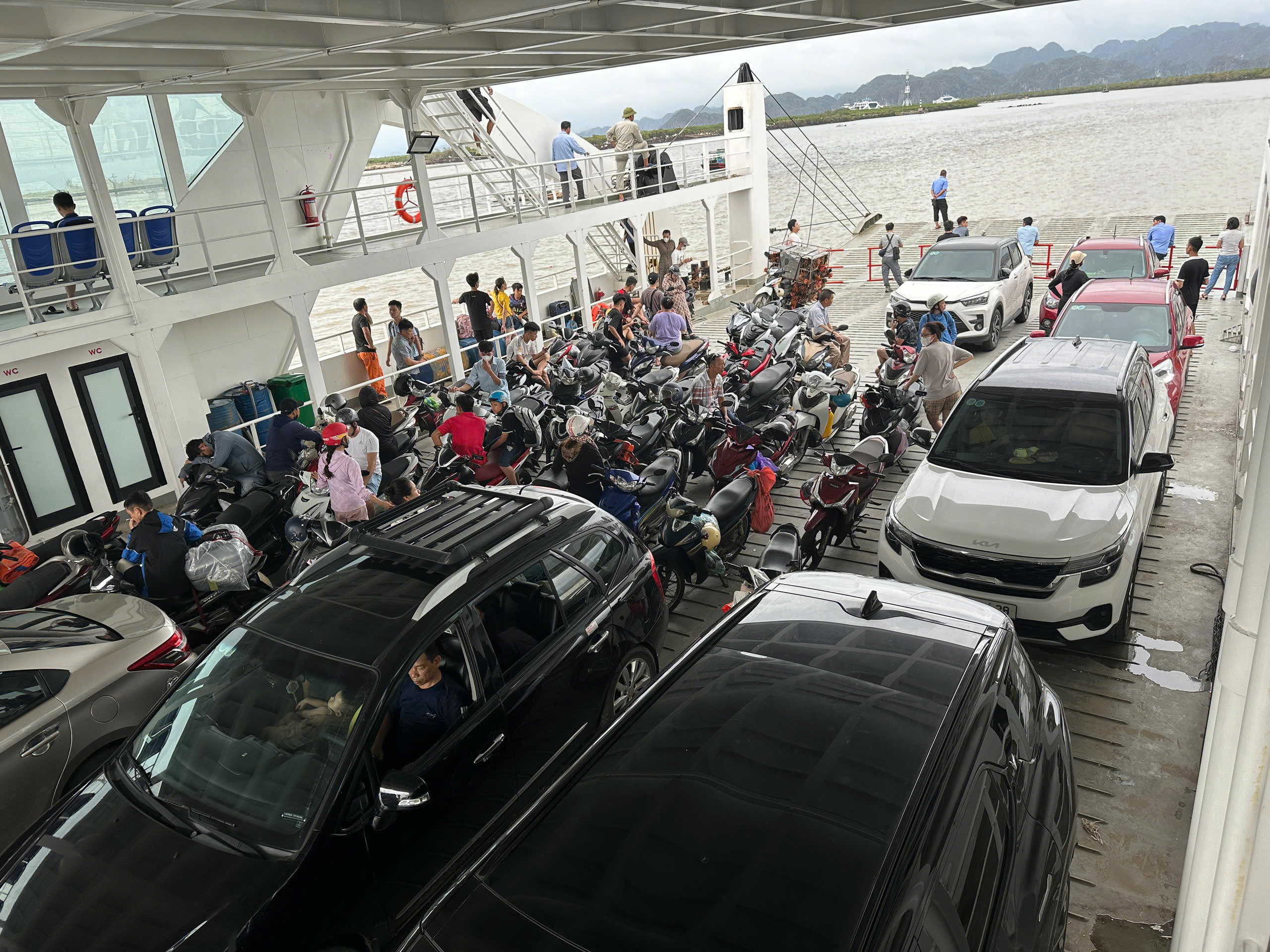 Hải Phòng: Tuyến phà ra đảo Cát Bà hoạt động trở lại sau bão số 3- Ảnh 1.