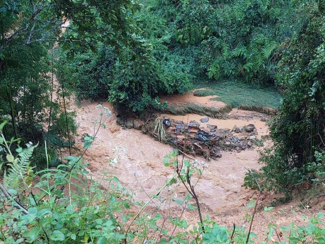 Vụ sạt lở đất cuốn trôi 4 ô tô ở Cao Bằng: Tìm thấy 7 thi thể- Ảnh 1. Vụ sạt lở đất cuốn trôi 4 ô tô ở Cao Bằng: Tìm thấy 7 thi thể- Ảnh 1.