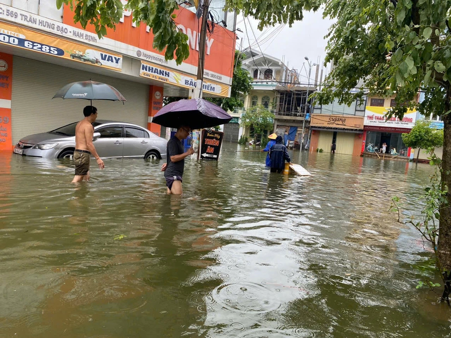 Ấm lòng hình ảnh công an Nam Định đua với nước lũ, nỗ lực giúp dân- Ảnh 1. Ấm lòng hình ảnh công an Nam Định đua với nước lũ, nỗ lực giúp dân- Ảnh 1.